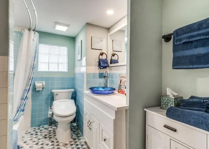 Stockyards! Less Than 3 Mins-sleeps 8 -gable House * Fort Worth