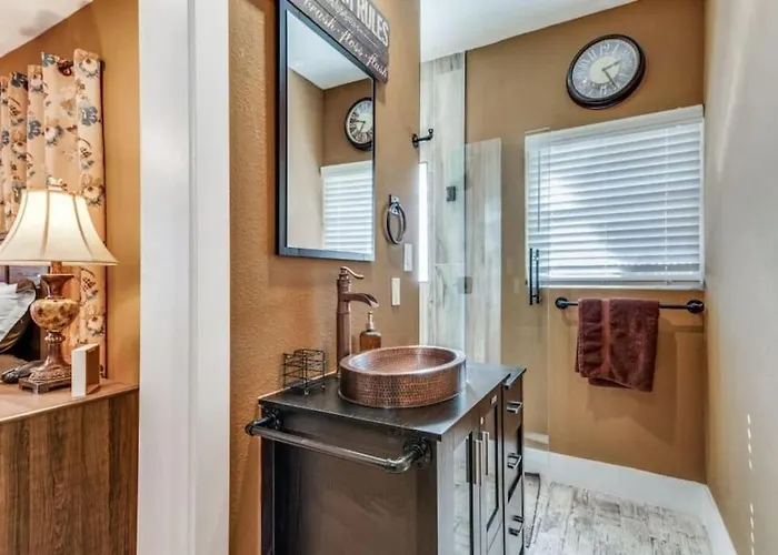 Stockyards! Less Than 3 Mins-sleeps 8 -gable House