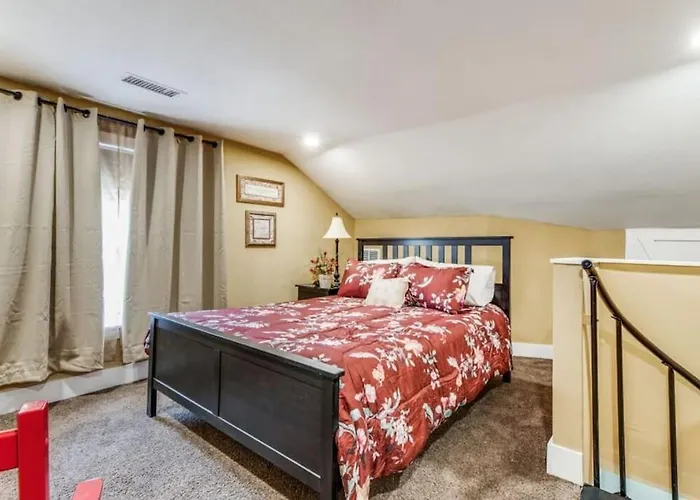Сasa de vacaciones Stockyards! Less Than 3 Mins-sleeps 8 -gable House Fort Worth