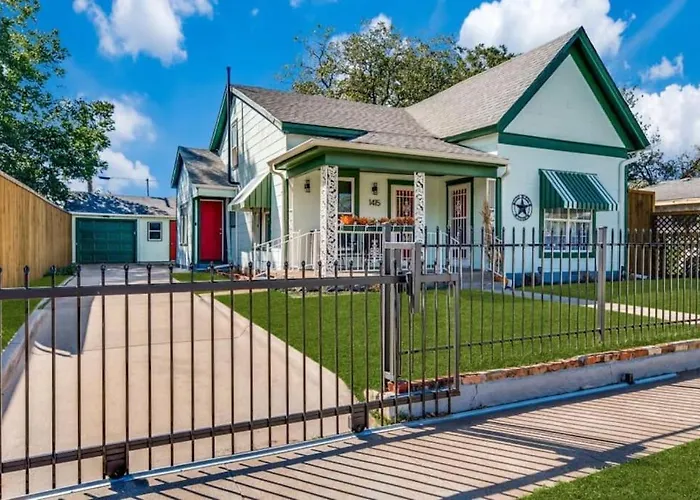 Stockyards! Less Than 3 Mins-sleeps 8 -gable House Сasa de vacaciones