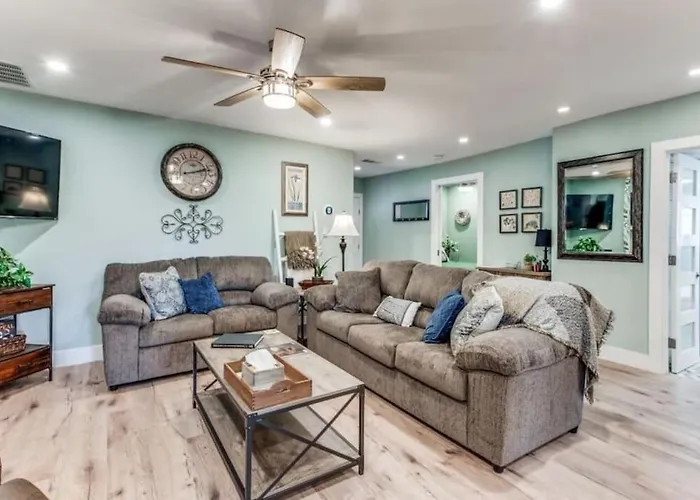 Stockyards! Less Than 3 Mins-sleeps 8 -gable House *